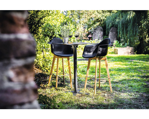 Scène de jardin avec table de bistrot et deux tabourets de bar en plastique et bois