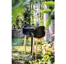 Ensemble de bar avec table et deux tabourets dans le jardin