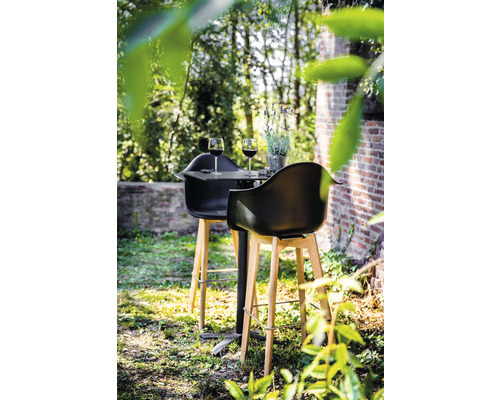 Ensemble de bar avec table et deux tabourets dans le jardin
