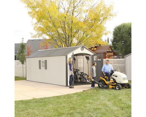 Scène de jardin avec remise, tondeuse à gazon et personnes dans le jardin