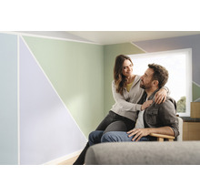 Wohnraum mit geometrisch gestrichener Wand und Paar