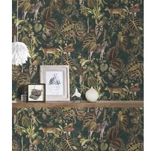 Tapete mit Dschungelmotiv und Tierdarstellungen an einer Wand