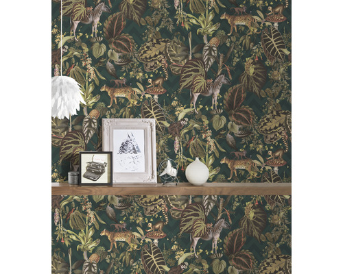 Tapete mit Dschungelmotiv und Tierdarstellungen an einer Wand