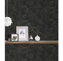 Espace de vie avec papier peint en marbre noir et décoration sur une étagère en bois