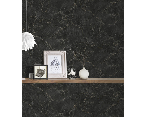 Espace de vie avec papier peint en marbre noir et décoration sur une étagère en bois