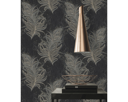 Papier peint à motifs de plumes et lampe au-dessus d''une table