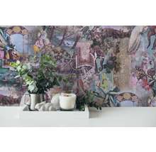 Scène décorative avec papier peint à motifs, bougie, figurine de lapin et eucalyptus dans un pichet