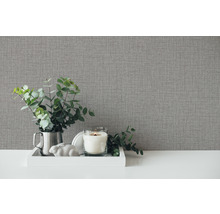 Graue Textiltapete mit Dekoration auf einem Tisch