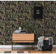 Wohnraum mit Dschungeltapete, Kommode und Korb