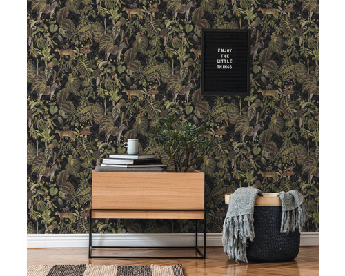 Wohnraum mit Dschungeltapete, Kommode und Korb