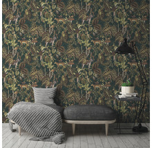 Zimmer mit Dschungeltapete mit Pflanzen und Tieren