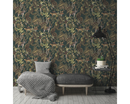 Zimmer mit Dschungeltapete mit Pflanzen und Tieren