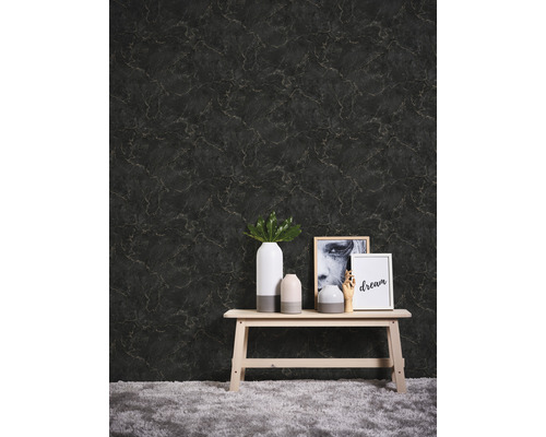 Papier peint imitation marbre dans un intérieur avec banc