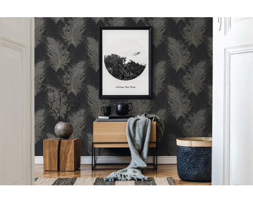 Objets d''ameublement devant un papier peint à motif de plumes