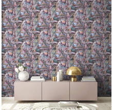 Papier peint décoratif avec plantes et animaux dans une pièce avec commode.