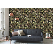 Wohnzimmer mit Sofa und Dschungeltapete mit Tier- und Pflanzenmotiven