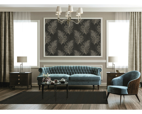 Salon aménagé de manière classique avec un canapé, un fauteuil, des tables basses, un tapis et un papier peint mural décoratif.