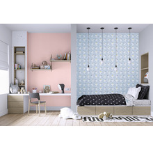 Helles Kinderzimmer mit Schreibtisch, Regalen und Bett