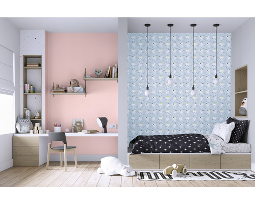 Helles Kinderzimmer mit Schreibtisch, Regalen und Bett