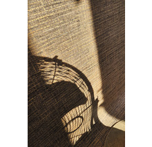 Gros plan d''un rideau texturé avec l''ombre d''une chaise en rotin