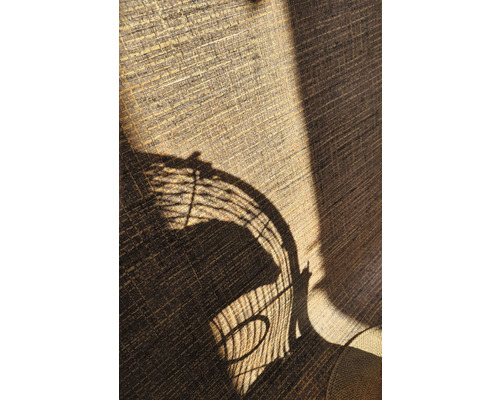 Gros plan d''un rideau texturé avec l''ombre d''une chaise en rotin