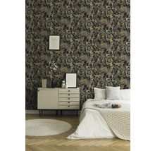 Schlafzimmer mit Tapete mit Dschungelmotiven, Kommode und Bett