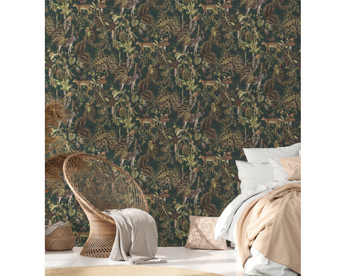 Schlafzimmer mit Dschungeltapete mit Tier- und Pflanzenmotiven, Bett und Korbsessel