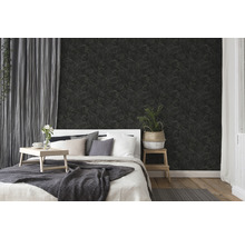 Chambre à coucher avec un lit devant un papier peint en marbre foncé