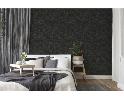Chambre à coucher avec un lit devant un papier peint en marbre foncé