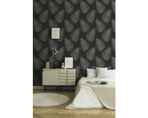 Chambre avec papier peint à plumes, commode et lit.