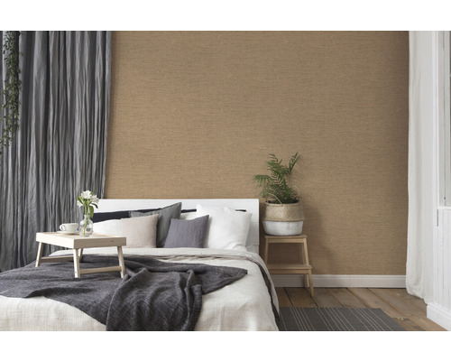 Chambre à coucher avec papier peint textile, lit et décoration pour une ambiance calme