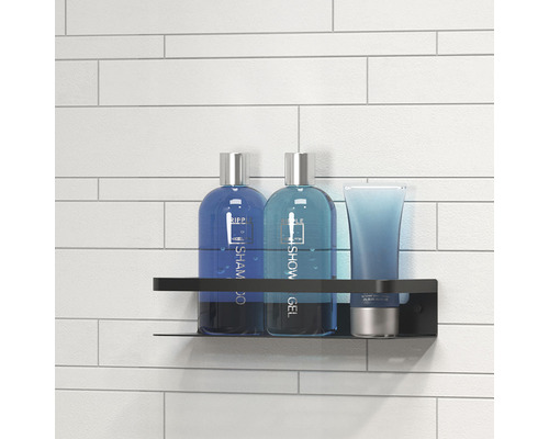 Étagère murale noire avec shampooing, gel douche et lotion dans la salle de bain