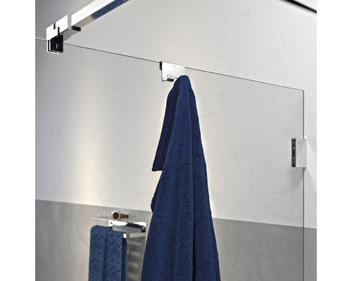 Vue détaillée d''une cabine de douche avec porte-serviettes et serviettes