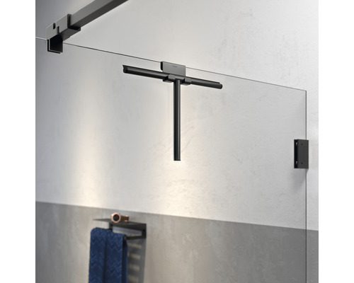 Duschkabine mit Duschabzieher und Handtuchhalter