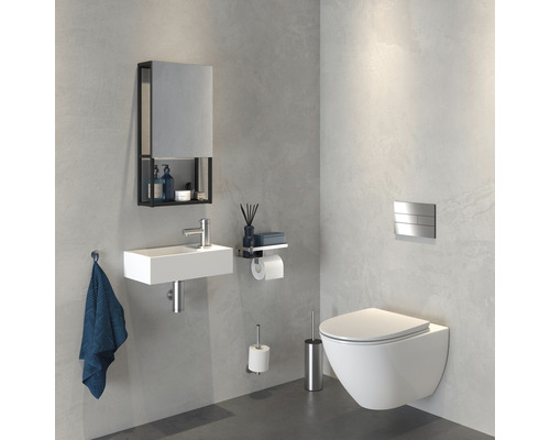 Modernes Badezimmer mit Hänge-WC, Waschtisch, Spiegelschrank und passenden Accessoires.