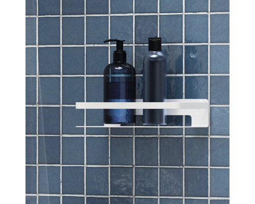 Regal mit Flüssigseife und Shampooflasche im Badezimmer