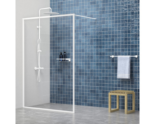 Badezimmer mit Dusche, Handtuchhalter und Hocker.