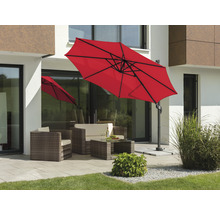 Parasol rouge au-dessus d''un ensemble de sièges de terrasse