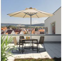 Terrasse mit Sonnenschirm, Tisch und vier Stühlen