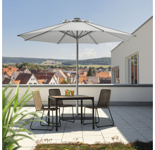 Terrasse mit Sonnenschirm, Tisch und Stühlen