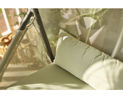 Gros plan d''un panier suspendu avec coussin et filet