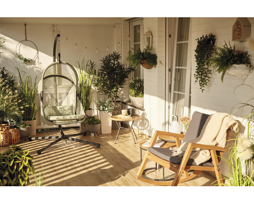 Terrasse avec fauteuil suspendu, fauteuil à bascule et plantes
