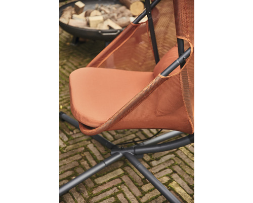 Gros plan d''un fauteuil suspendu orange avec cadre en métal