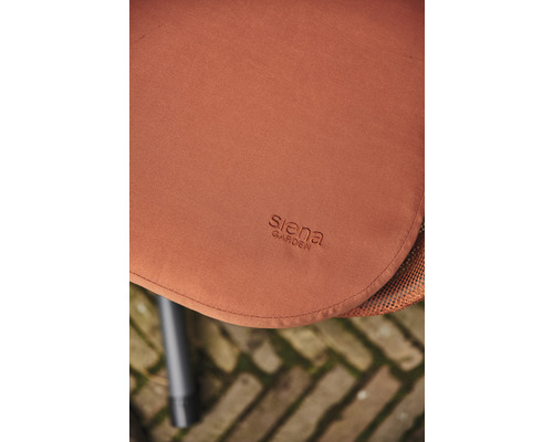 Gros plan d''un coussin de siège avec le logo Siena Garden