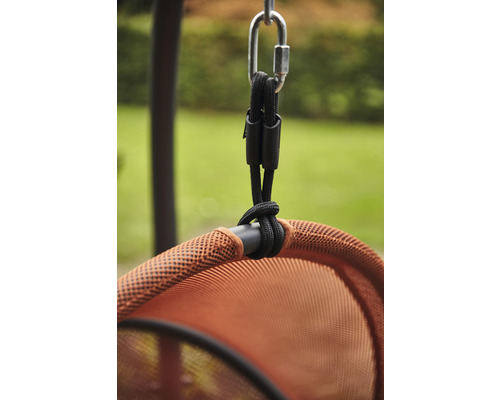 Gros plan sur une suspension de hamac avec mousqueton