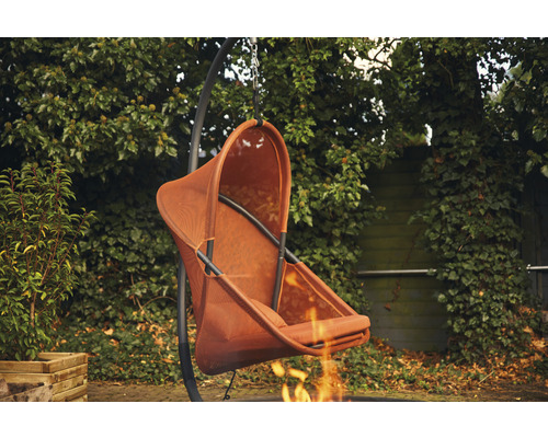 Fauteuil suspendu avec support dans le jardin