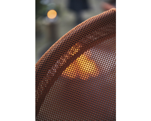 Gros plan d''une chaise de jardin avec revêtement en maille