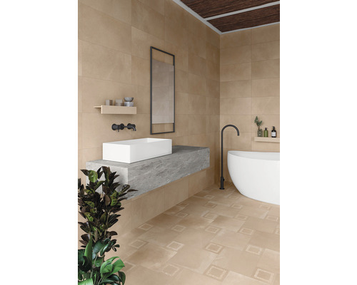 Salle de bain lumineuse avec carrelage beige aux murs et au sol, baignoire îlot et meuble vasque