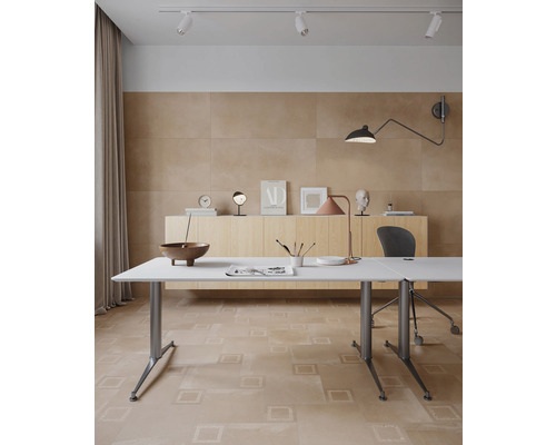 Bureau avec table, meubles de rangement et carreaux de sol en céramique imitation bois.