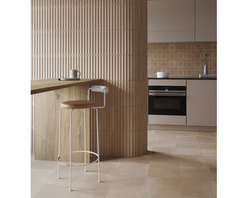 Cuisine claire avec mur carrelé, plan de travail et tabouret de bar